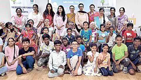 ‘தி டிமென்ஷியா கேர் ஃபவுண்டேஷன்’ சார்பில் சென்னை துரைப்பாக்கத்தில் உள்ள கியூரி (சென்னை சிறுநீரகம் மற்றும் ரோபோட்டிக்ஸ் நிறுவனம்) மருத்துவமனையில் 10 நாட்கள் நடைபெற்ற கோடைகால சிறப்பு முகாமில் பங்கேற்ற சிறார்கள், முதியவர்கள்.