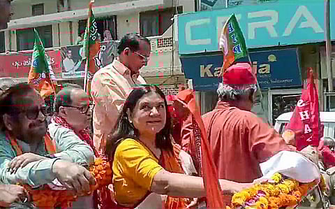 சுல்தான்பூர் தொகுதியில் தேர்தல் பிரச்சாரத்தில் ஈடுபட்ட மேனகா காந்தி | கோப்புப் படம்