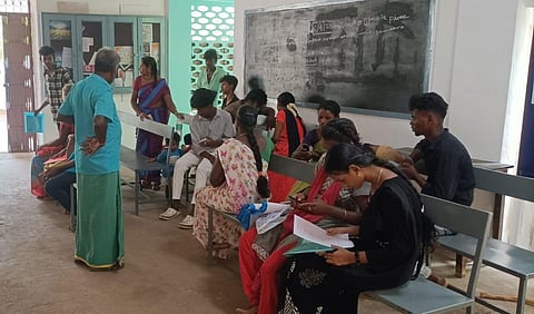 திருச்சி தந்தை பெரியார் கலை அறிவியல் கல்லூரி சேர்க்கை உதவி மையத்தில் காத்திருக்கும் மாணவ, மாணவிகள்.

| படம்: தீ.பிரசன்ன வெங்கடேஷ் |