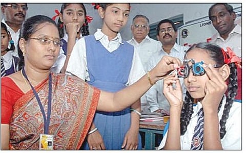பள்ளிக் குழந்தைகளுக்கு நடைபெறும் கண் பரிசோதனை. (கோப்பு படம்)