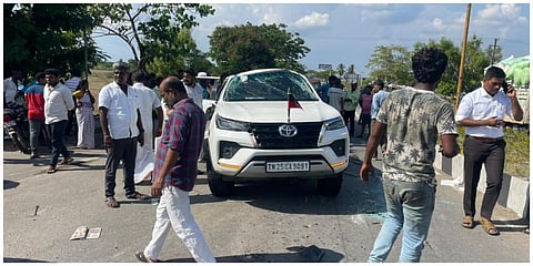 அமைச்சர் எ.வ.வேலு மகன் கம்பன் சென்ற கார் விபத்தில் சிக்கி சேதமடைந்தது.