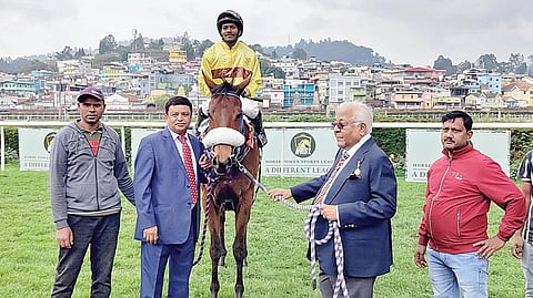 நீல்கிரிஸ் டர்பி பந்தயத்தில்  வென்ற `ராயல் டிபெஃண்டர்'  குதிரையுடன் உரிமையாளர் ஏ.சி.முத்தையா. படம்: ஆர்.டி.சிவசங்கர்