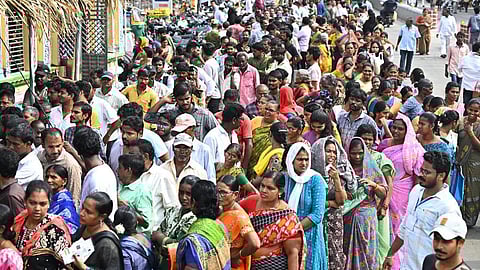 விஜயவாடாவில் ஒரு வாக்குச்சாவடியில் திரண்டுள்ள மக்கள் கூட்டம் | படம்: கே.வி.எஸ்.கிரி