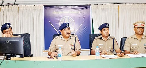 திருநெல்வேலி கிழக்கு மாவட்ட காங்கிரஸ் தலைவர் ஜெயக்குமார் தனசிங் மர்மமாக இறந்த வழக்கு விசாரணையில் ஏற்பட்டுள்ள முன்னேற்றம்  குறித்து தனிப்படை அதிகாரிகளுடன் தென்மண்டல ஐஐி கண்ணன் விரிவான ஆலோசனை நடத்தினார்.