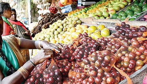 கொடைக்கானலில் விற்பனைக்கு வந்துள்ள பிளம்ஸ் பழங்கள்.  படம்: நா.தங்கரத்தினம்﻿﻿