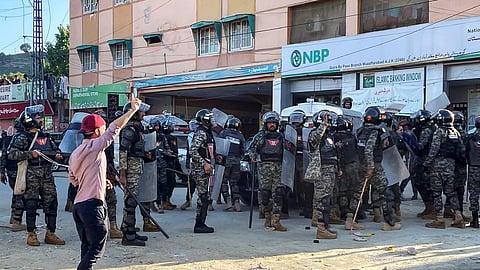 பாக். ஆக்கிரமிப்பு காஷ்மீர் கலவரத்தில் துப்பாக்கி சூடு: 3 பேர் பரிதாப உயிரிழப்பு