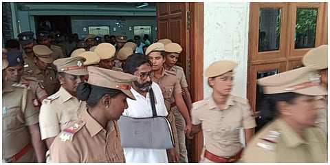 திருச்சி நீதிமன்றத்தில் பெண் காவலர்கள் பாதுகாப்புடன் ஆஜர்படுத்தப்பட்ட சவுக்கு சங்கர்