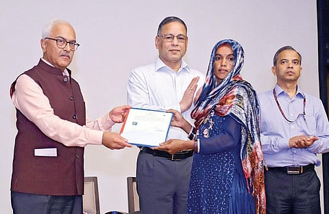 குடியுரிமை திருத்த சட்டத்தின் (சிஏஏ) கீழ் நேற்று 300 பேருக்கு இந்திய குடியுரிமை சான்றிதழ்கள் வழங்கப்பட்டன. அதில் ஒரு பெண்ணுக்கு குடியுரிமை சான்றிதழை மத்திய உள்துறை செயலாளர் அஜய் குமார் பல்லா டெல்லியில் நேற்று வழங்கினார். படம்: பிடிஐ