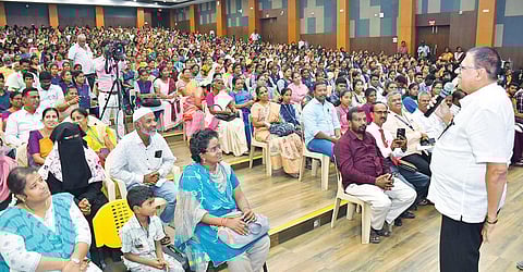 பிளஸ்-2 பொது தேர்வில் தேர்ச்சி பெற்ற மாணவ, மாணவிகளுக்கான உயர்கல்விக்கு வழிகாட்டும் ‘கல்லூரி கனவு’ நிகழ்ச்சி வேலூர் விஐடி வளாகத்தில் நேற்று நடைபெற்றது. இதில், கலந்து கொண்டு பேசும்  கல்வி ஆலோசகர் ஜெயபிரகாஷ் காந்தி. படம்: வி.எம்.மணிநாதன்.