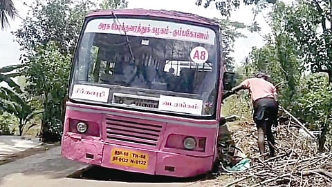 கொள்ளிடம் அருகே முன் சக்கரம் கழன்ற நிலையில் நிறுத்தப்பட்டுள்ள அரசுப் பேருந்து.