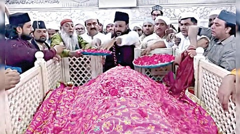 உத்தராகண்ட் மாநிலம் ஹரித்துவாரில் உள்ள சாபிர் சாகிப் தர்காவில் பிரதமர் மோடிக்காக போர்வை போர்த்தி பிரார்த்தனை செய்த மாநில வக்ஃப் வாரியத் தலைவர் ஷதாப் ஷாம்ஸ் மற்றும் முஸ்லிம் சமூகத்தினர்.