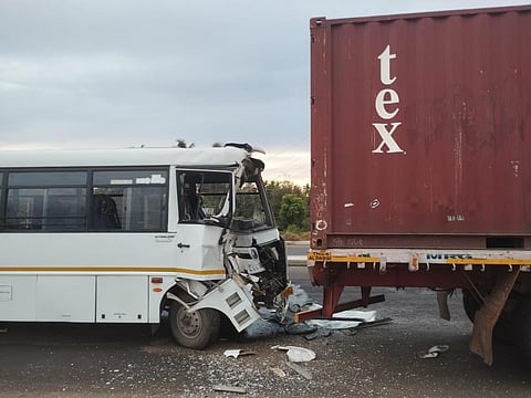 வாலாஜா அருகே கன்டெய்னர் லாரி மீது பேருந்து மோதி விபத்து: 18 தொழிலாளர்கள் காயம்