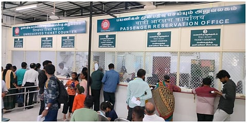 எழும்பூர் ரயில் நிலைய மறுசீரமைப்புபணி காரணமாக ஆர்.பி.எஃப் அலுவலக வளாகத்தில்  இடம் மாற்றம் செய்யப்பட்டுள்ள டிக்கெட் பதிவு மையம்.  