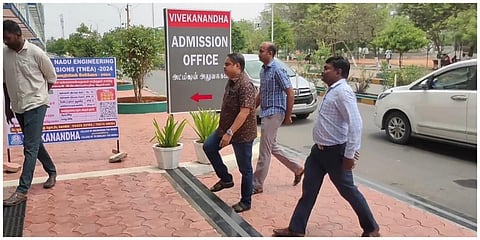 திருச்செங்கோடு தனியார் கல்லூரியில் சேலம், கோவை வருமான வரித்துறை அதிகாரிகள் சோதனை