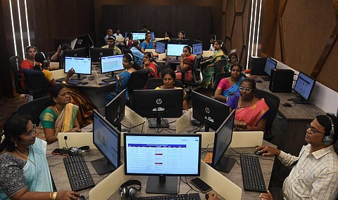 வரும் கல்வியாண்டு முதல் ‘எமிஸ்’ வலைதளப் பணிகளில் இருந்து ஆசிரியர்களை விடுவிக்க திட்டம்