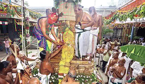 திருப்பதி கோவிந்தராஜ பெருமாள் கோயில் பிரம்மோற்சவம் நேற்று கொடியேற்றத்துடன் தொடங்கியது.