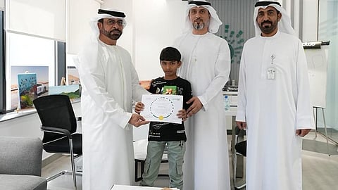 இந்திய சிறுவன் முகமது அயன் யூனிஸுக்கு துபாய் சுற்றுலா காவல் துறை இயக்குநர், துபாய் சுற்றுலா மகிழ்ச்சி பிரிவின் தலைவர் உள்ளிட்டோர்இணைந்து பாராட்டு சான்றிதழ் வழங்கினர்.