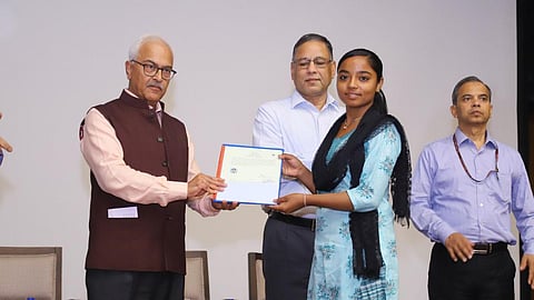 மத்திய உள்துறை செயலாளர் அஜய் குமார் பல்லாவிடம் இருந்து நேற்று முன்தினம் குடியுரிமை சான்றிதழை பெற்றுக் கொண்ட பாவனா.