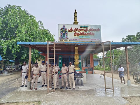 பட விளக்கம்; மரக்காணம் திரௌபதி அம்மன் கோயில் திருவிழாவிற்கு தடை விதிக்கப்பட்டதால் போலீஸார் பாதுகாப்பிற்காக குவிக்கப்பட்டுள்ளர்