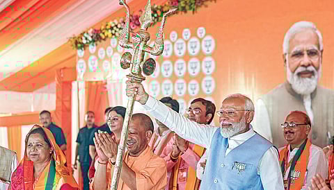 நாடு முழுவதும் மக்களவை தேர்தல் 7 கட்டங்களாக நடந்து வருகிறது. உத்தர பிரதேச மாநிலம் பாராபங்கியில் பாஜக சார்பில் நேற்று நடைபெற்ற பிரம்மாண்ட பிரச்சார பொதுக் கூட்டத்தில் பிரதமர் மோடி பங்கேற்றார். அவருக்கு நினைவுப் பரிசாக திரிசூலத்தை முதல்வர் யோகி ஆதித்யநாத் வழங்கினார். படம்: பிடிஐ