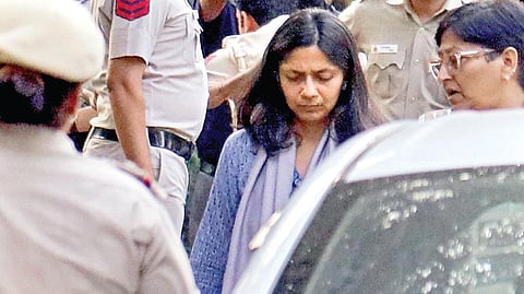 டெல்லி முதல்வர் கேஜ்ரிவால் வீட்டுக்கு நேற்று அழைத்து வரப்பட்ட ஆம் ஆத்மி எம்.பி. ஸ்வாதி மாலிவால். படம்: பிடிஐ