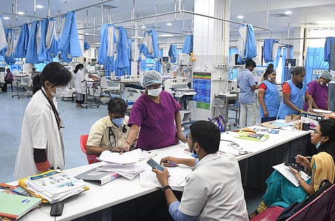 அரசு மருத்துவமனை ஊழியர்களுக்கு ஷிப்ட் அடிப்படையில் பணி: அரசாணை வெளியீடு