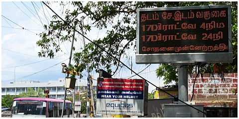 எழும்பூரில் உள்ள பேருந்து நிறுத்தத்தில் மாநகராட்சி சார்பில் சோதனை அடிப்படையில் வைக்கப்பட்டுள்ள டிஜிட்டல் பலகை |  படங்கள்: எஸ்.சத்தியசீலன் 