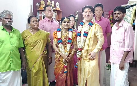 தமிழ் முறைப்படி தென்கொரிய இளைஞரை மணந்த பெண் பொறியியல் பட்டதாரி @ கரூர்