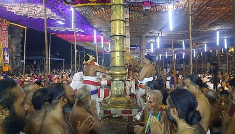 காஞ்சிபுரம் வரதராஜ பெருமாள் கோயிலில் வைகாசி பிரம்மோற்சவத்தையொட்டி நடைபெற்ற கொடியேற்றம்.