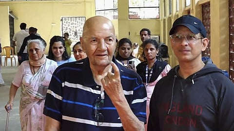 மும்பையில் ஒரு வாக்குச்சாவடியில் ஜனநாயகக் கடமையாற்றிய மூத்த நடிகர் பிரேம் சோப்ரா. உடன் அவரது மருமகன் சர்மான் ஜோஷி.