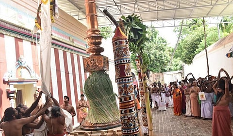 தருமபுரம் ஆதீன திருமடத்தில் உள்ள ஞானாம்பிகை சமேத ஞானபுரீஸ்வரர் கோயிலில், 27-வது குருமகா சந்நிதானம் கயிலை ஸ்ரீலஸ்ரீ மாசிலாமணி தேசிக ஞானசம்பந்த பரமாச்சாரிய சுவாமிகள் முன்னிலையில் நடைபெற்ற ஆண்டு பெருவிழா கொடியேற்றம்.