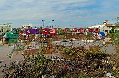 மழை நீர் சூழப்பட்ட சர்க்கஸ் கூடாரம்.