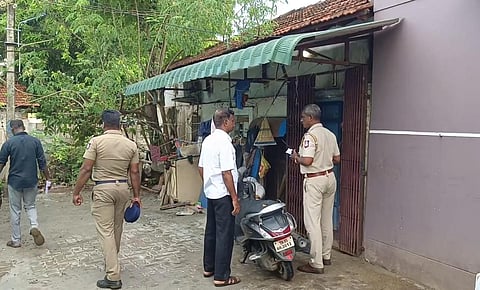 பட விளக்கம்: காரைக்குடியில் நகை வியாபாரியிடம் கொள்ளையடித்தது குறித்து விசாரணை நடத்திய போலீஸார்.