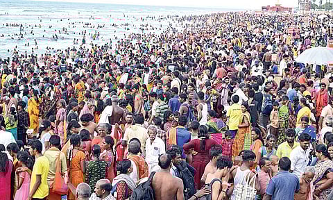 வைகாசி விசாகத்தையொட்டி திருச்செந்தூர் கடலில் புனித நீராட குவிந்த பக்தர்கள். படம்: என்.ராஜேஷ்