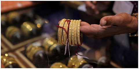 தங்கம் விலை பவுனுக்கு ரூ.880 குறைந்து ரூ.54,000-க்கு விற்பனை