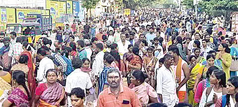 திருவண்ணாமலையில் 2-வது நாளாக நேற்று பவுர்ணமி கிரிவலம் சென்ற பக்தர்களில் ஒரு பகுதியினர்.