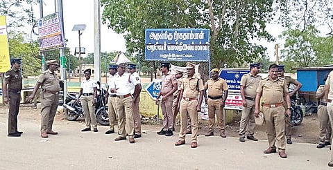 வேங்கைவயல் விவகாரம் தொடர்பா க புதுக்கோட்டை காவலரிடம் சிபிசிஐடி போலீஸார் நேற்று விசாரணை மேற்கொண்டனர். இதையொட்டி சிபிசிஐடி அலுவலக பகுதியில் குவிக்கப்பட்ட போலீஸார்.