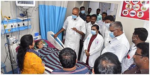 திருநெல்வேலி அரசு மருத்துவக் கல்லூரி மருத்துவமனையில் சிகிச்சைப் பெறுபவர்களை சபாநாயகர் அப்பாவு சந்தித்துப் பேசினார்.