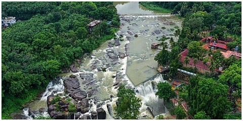 பேச்சிப்பாறையில் அதிக நீர் திறந்து விடப்பட்டுள்ளதால் திற்பரப்பு அருவி பகுதியையொட்டிய  ஆற்றில் வெள்ளப்பெருக்கு ஏற்பட்டுள்ளது.