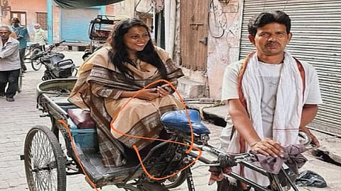 உ.பி.யின் மீரட்டில் சைக்கிள் ரிக்‌ஷாவில் ஆய்வுப் பணிக்கு சென்ற ஐஏஎஸ் அதிகாரி செல்வகுமாரி.