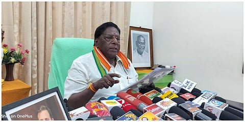 புதுச்சேரியில் முன்னாள் முதல்வர் நாராயணசாமி செய்தியாளர்களைச் சந்தித்தார்