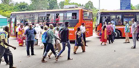 திருமலையில் பக்தர்களின் கூட்டம் அதிகரித்துள்ளதால், பஸ்ஸில் ஏறுவதற்காக விரைந்து சென்ற பக்தர்கள்.