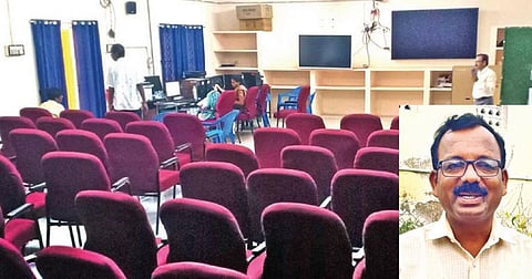 புதுக்கோட்டை மாவட்டம் அறந்தாங்கியில் ஏசி வசதி யுடன், ஸ்மார்ட் வகுப்பறைகளாக மாற்றப்பட்ட அரசு பாலிடெக்னிக் கல்லூரி. (உள்படம்) கல்லூரி முதல்வர் குமார். படங்கள்: கே.சுரேஷ்