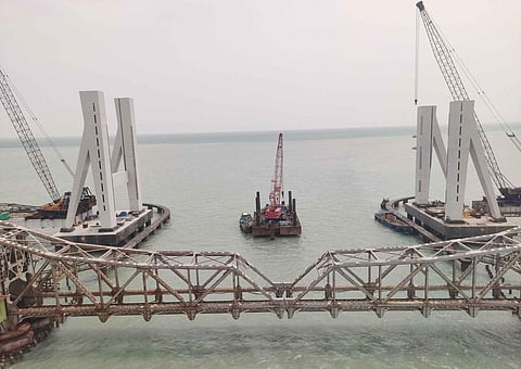 பாம்பன் ரயில் தூக்குப் பாலத்தின் எதிரே நடைபெறும் தூண்கள் அமைக்கும் பணி.