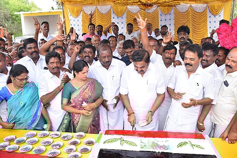 சேலம் மலை கிராம மக்களுடன் இபிஎஸ் கேக் வெட்டி பிறந்தநாள் கொண்டாட்டம்