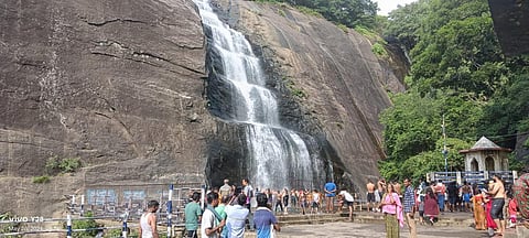 குற்றாலம் அருவிகளில் குளிக்க அனுமதி: மேற்குத் தொடர்ச்சி மலைப் பகுதிகளில் லேசான மழை