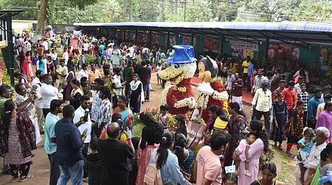 ஏற்காடு கோடை விழாவையொட்டி, அண்ணா பூங்காவில் அமைக்கப்பட்டுள்ள மலர்ச் சிற்பங்களை கண்டு ரசித்திட திரண்டிருந்த சுற்றுலாப் பயணிகள்