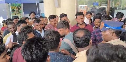 வாக்குவாதத்தில் ஈடுபட்ட பயணிகள்