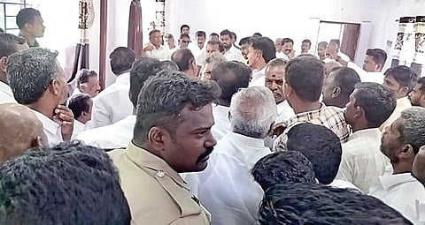 விருதுநகர் மாவட்டம் திருச்சுழியில் முன்னாள் முதல்வர் ஓ.பன்னீர்செல்வத்துடன் வாக்குவாதத்தில் ஈடுபட்ட பாஜகவினர்.