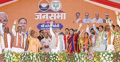 உத்தர பிரதேச மாநிலம் மிர்சாபூரில் நேற்று நடந்த பாஜக தேர்தல் பிரச்சாரக் கூட்டத்தில் பங்கேற்ற பிரதமர் மோடி, தொண்டர்களை நோக்கி கையசைத்தார். உடன், முதல்வர் ஆதித்யநாத், பாஜக வேட்பாளர்கள்.